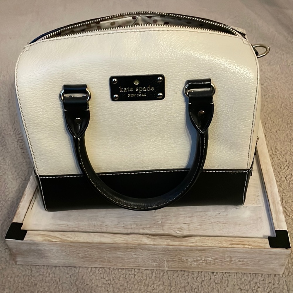 Kate spade classic black and white. Detachable crossbody. 10 in wide, 9 in tall